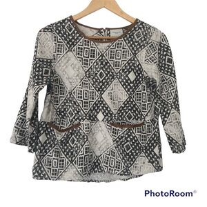 VERO MODA DENIM WHITE/GREY GEOMETRIC PATTERN TOP WITH BROWN SUEDE TRIM TOP, SM